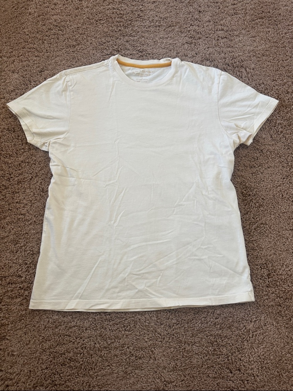 Banana Republic Classic Men's Crew Neck T-Shirt in light yellow